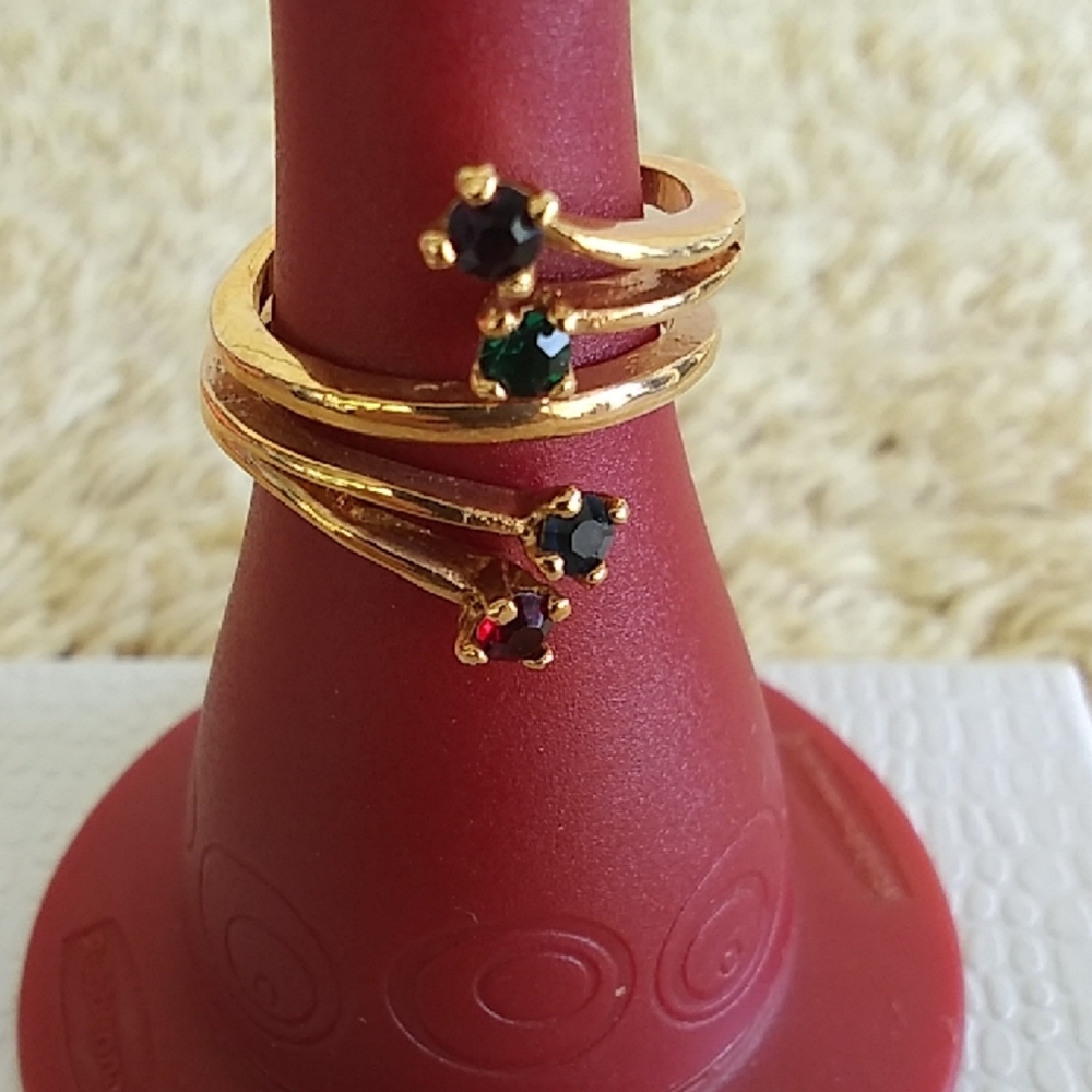18kTGE. Size 7 Four Stone Ring